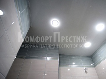 глянцевые натяжные потолки для ванной 1